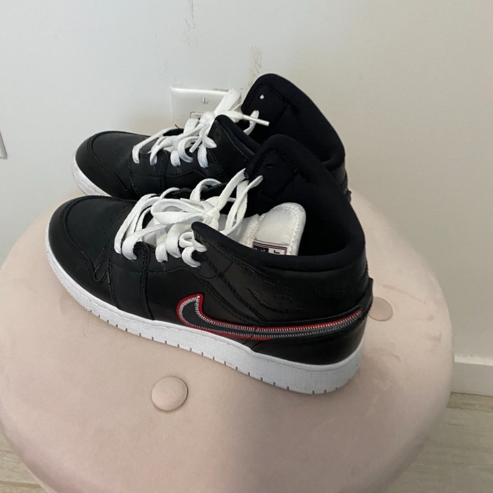 Nike Air Jordans Black & Red Size 6.5Y - Picture 6 of 10